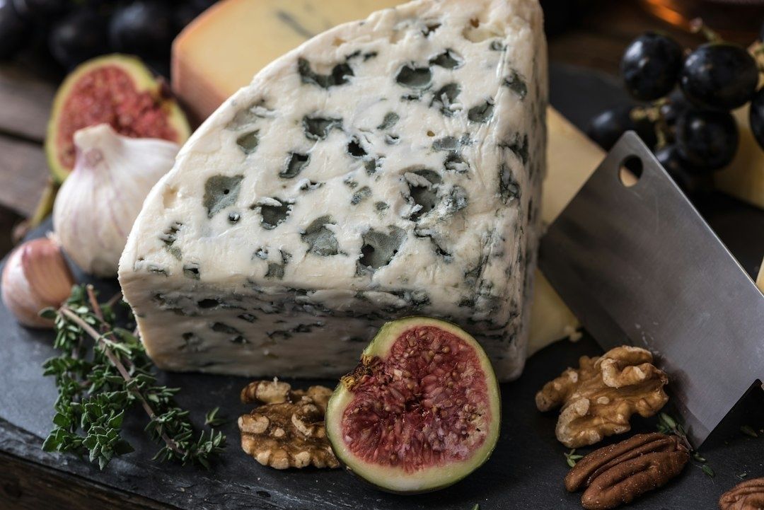 Blauschimmelkäse mit Feigen, Nüssen, Kräutern und Käsemesser